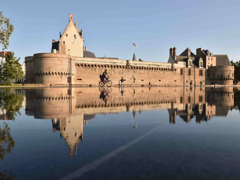 Miroir d'eau du château des Ducs de Bretagne à Nantes