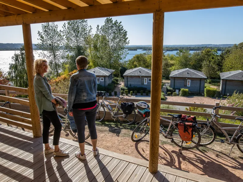 Vue sur la base de loisirs de Léry-Poses et ses étangs