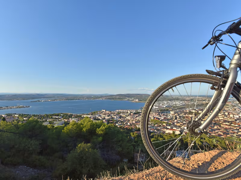Panorama sur la ville de Sète et l'étang de Thau