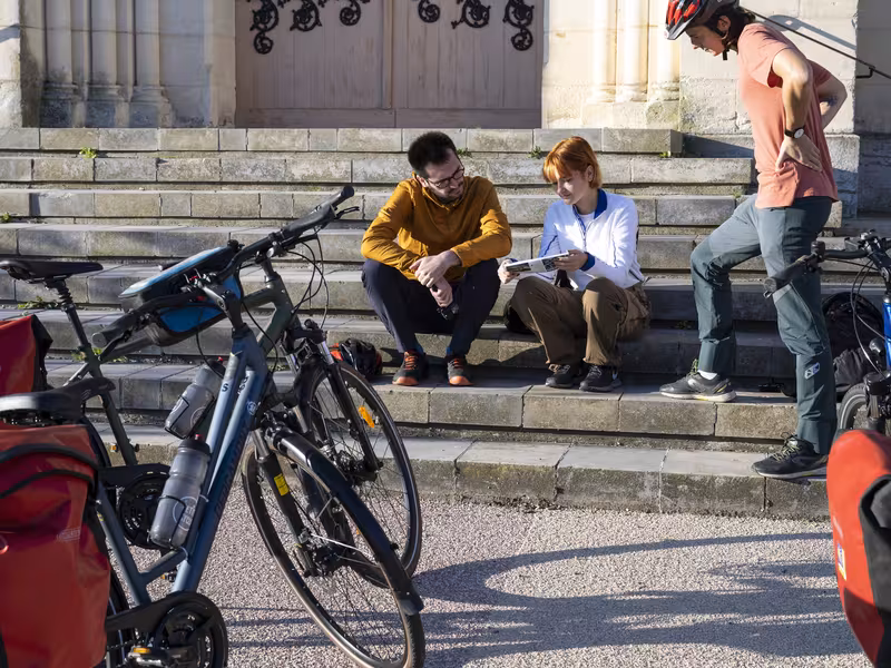 Pause sur le parvis de l'église