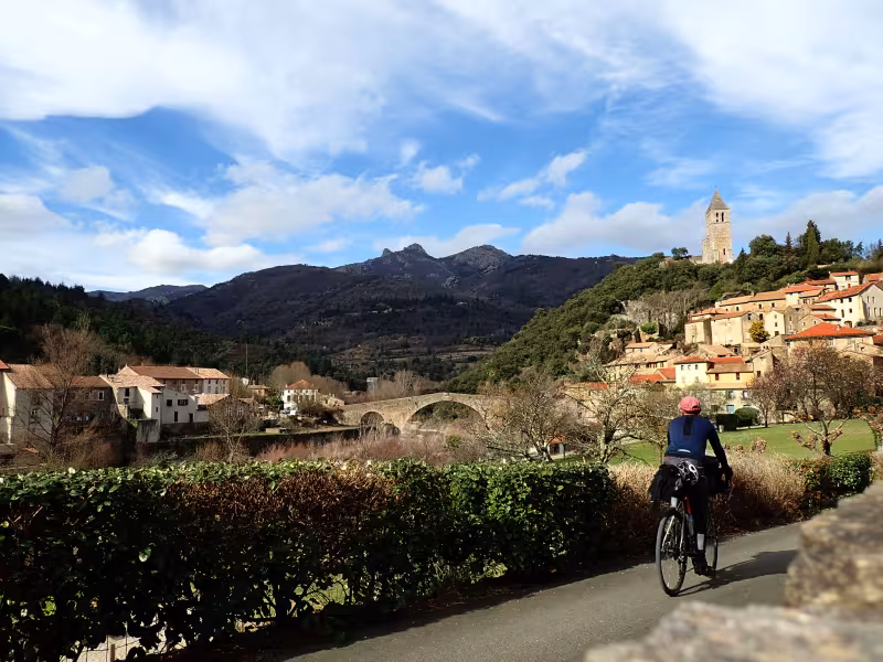Arrivée à Olargues à vélo par la PassaPaïs