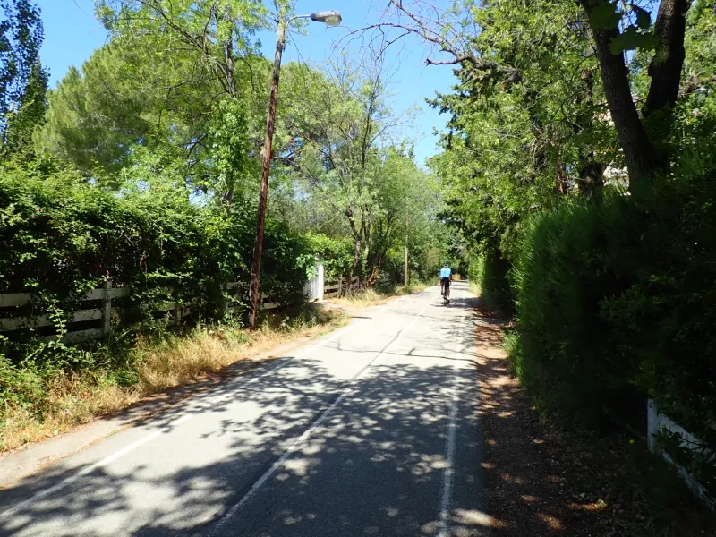 Ombre sur la piste cyclable du littoral varois
