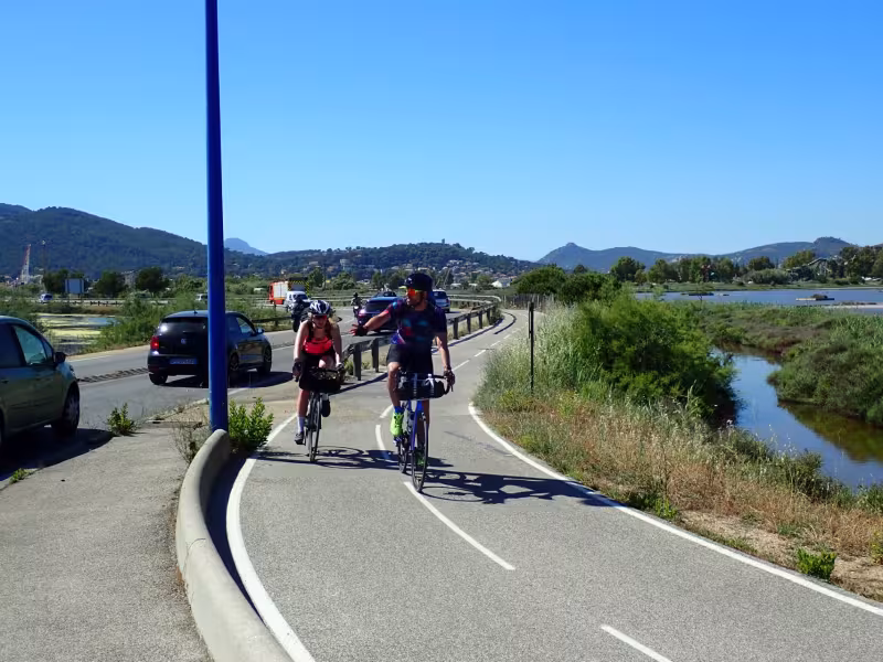 Bikepackers sur la piste cyclable du littoral varois