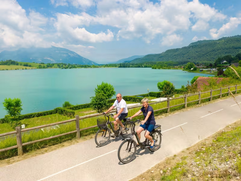 Piste cyclable le long du Lac Culoz près de Belley sur la ViaRhôna