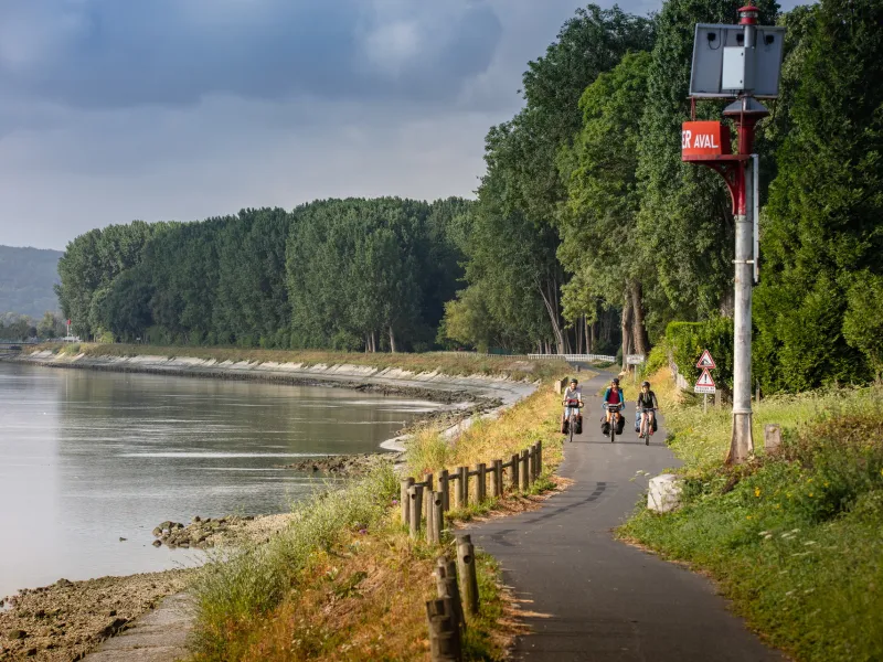 Cyclistes sur la voie verte vers Rives-sur-Seine