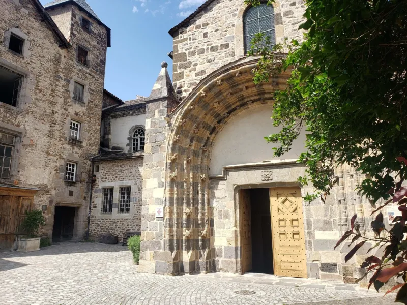 Place de l'église à Blesle