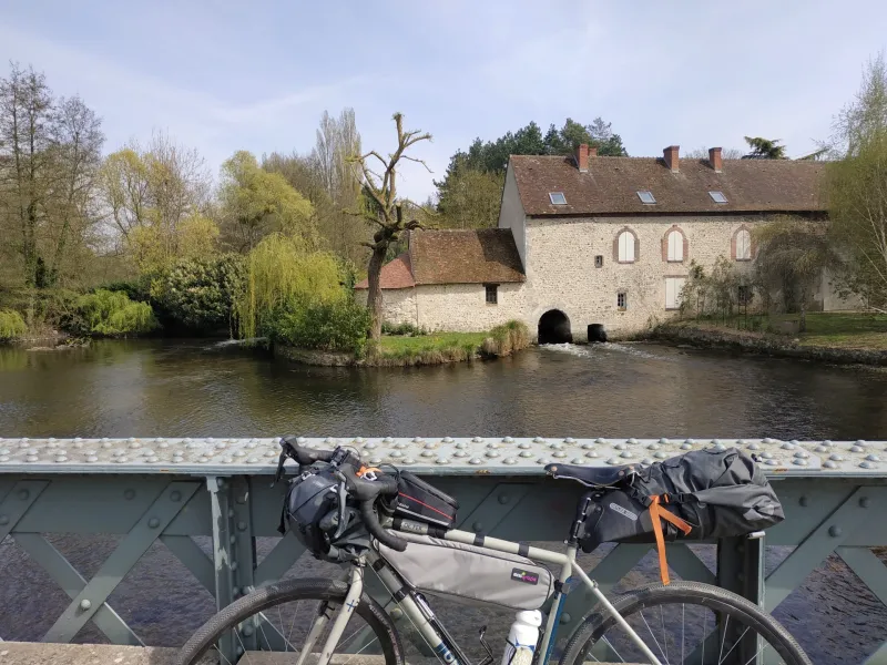 Traversée d'un affluent du Loir à vélo