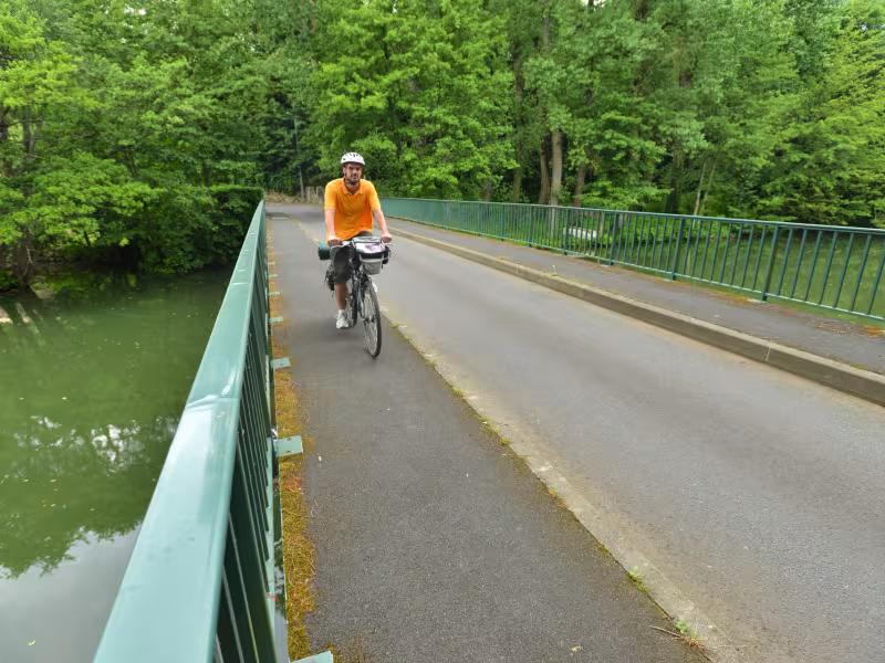 Pont près d'Echiré à vélo sur la Sèvre Niortaise