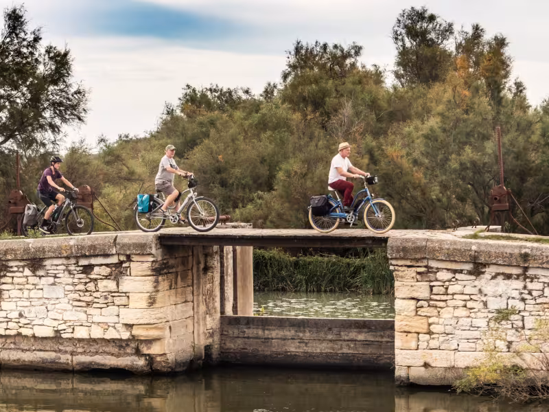 Pont ancien en pierres sur le Canal du Rhône à Sète