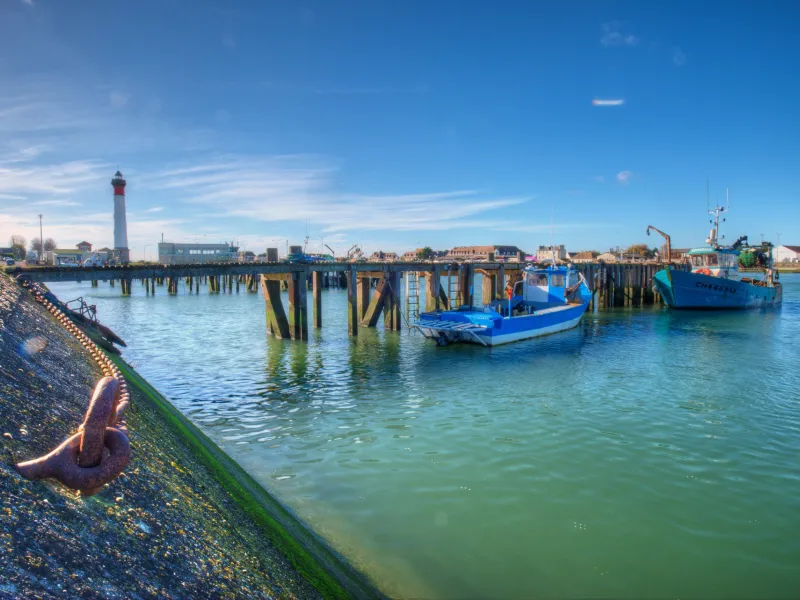Ponton et bateaux au port de Ouistreham - La Vélo Francette