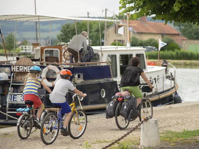 Famille à vélo sur le canal de Bourgogne sur le port de Pouilly-en-Auxois