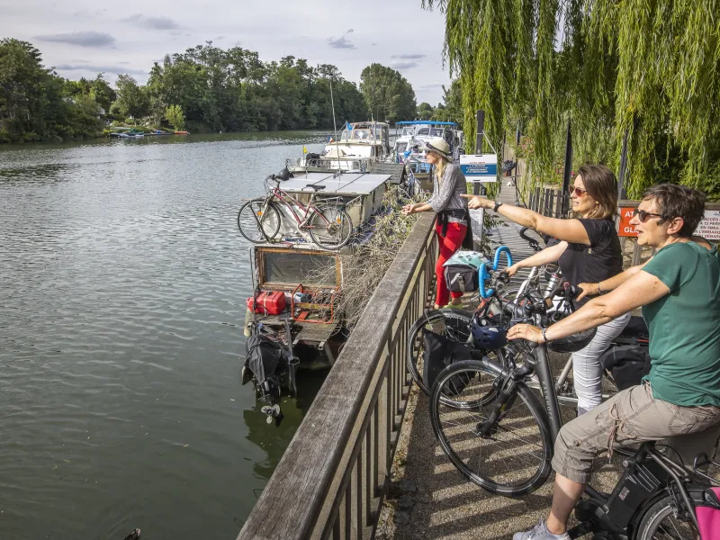 Seine et péniches sur la Seine sur la promenade bleue vers Chatou