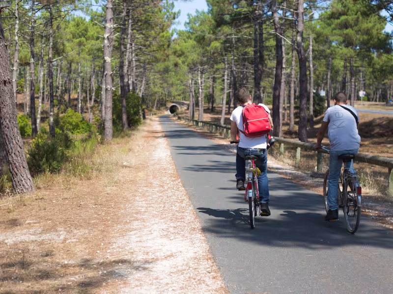 Randonneur et vélo sur la piste cyclable à Lacanau