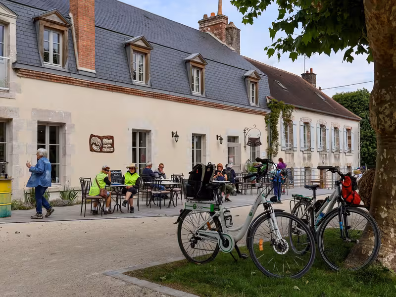 Terrasse du relais des 3 écluses avec des vélos et des cyclistes qui se ravitaillent