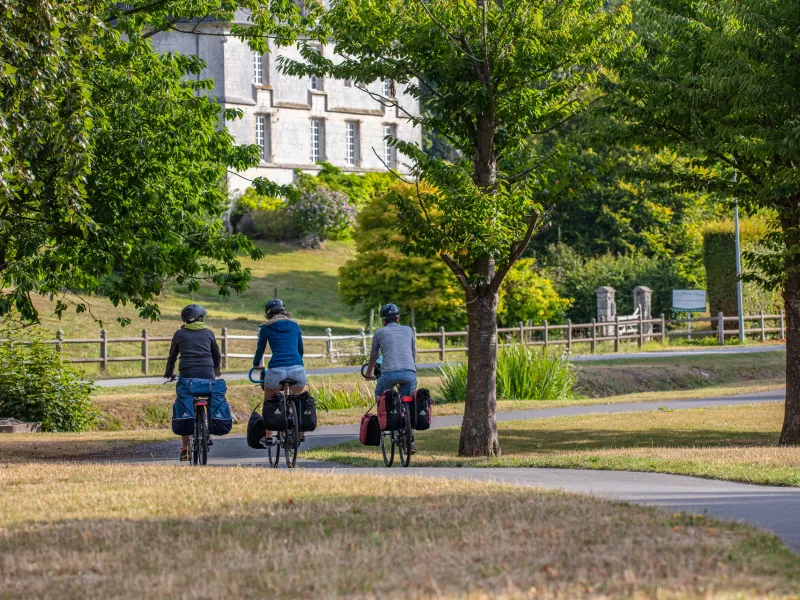 Cyclistes sur l'itinéraire de la Seine à Vélo à Rives-sur-Seine