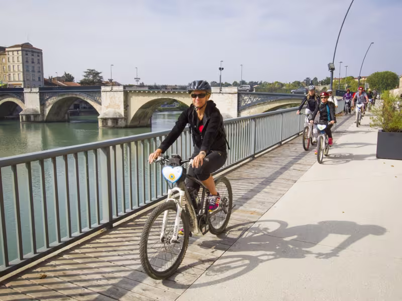 Cyclistes sur les rives de l'Isère