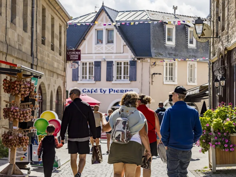 Badauds dans les rues de Roscoff
