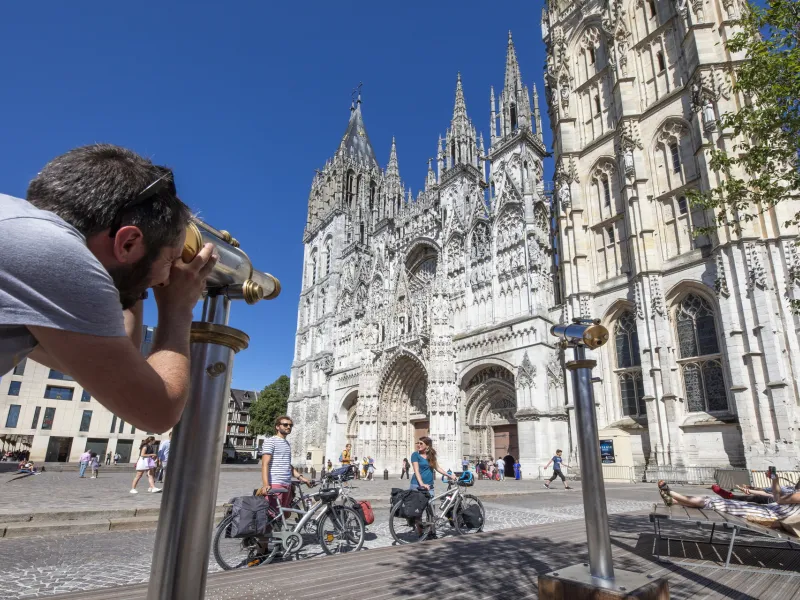Sur le parvis de la cathédrale de Rouen