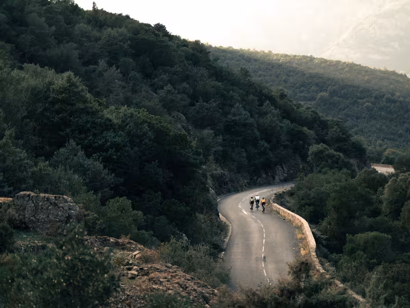 Cyclistes sur une route de Balagne