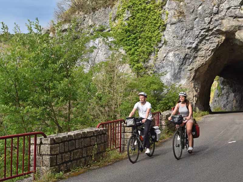 Route en corniche sur Vallée et Gorges de l'Aveyron à vélo