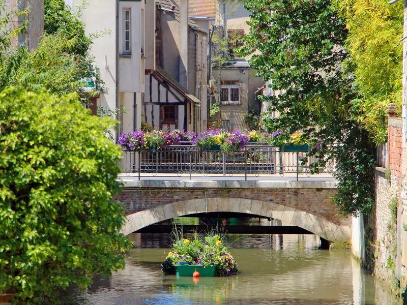 Canaux de Montargis avec un pont qui le traverse dans une ambiance de ville médiéval