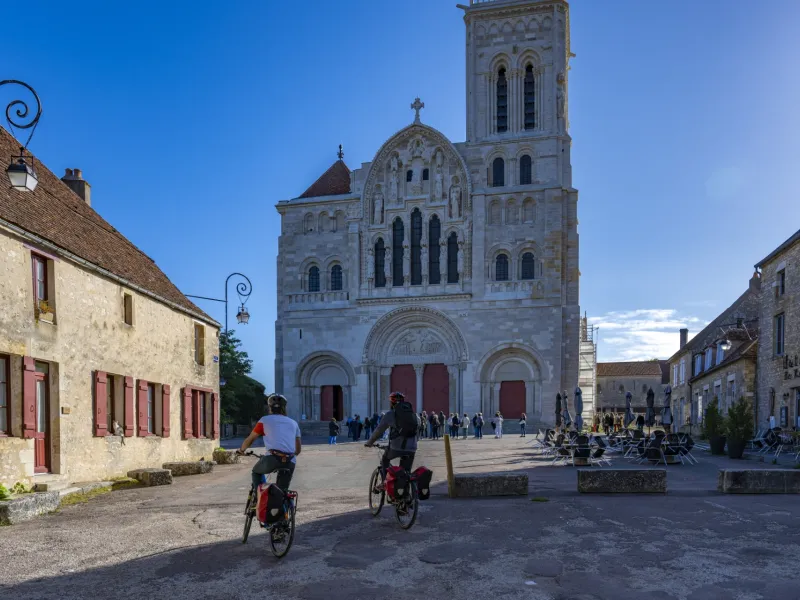 Cyclistes devant Sainte Marie Madeleine
