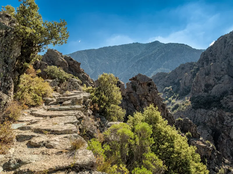 Sentier pédestre au dessus de la Scala di Santa Regina