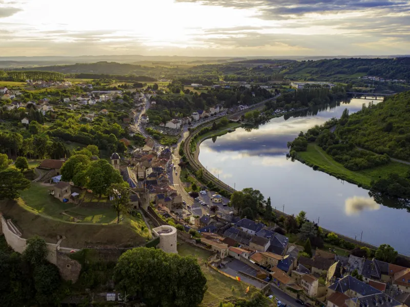 Sierck-les-Bains, son château et la Moselle au couché de soleil