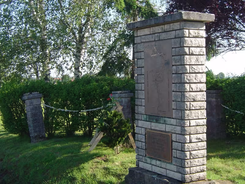 Stèle matérialisant la source de la Meuse 