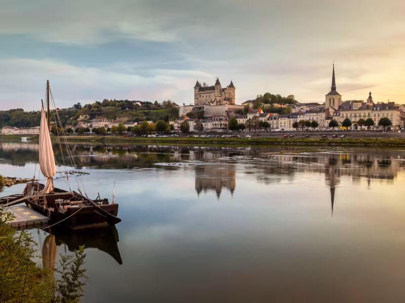 Lever de soleil sur Saumur et son château