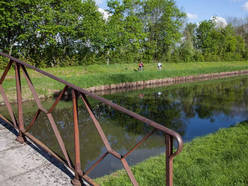 EuroVelo 6 / La Loire à Vélo - Vélos sur les berges du canal latéral à la Loire - Cuffy