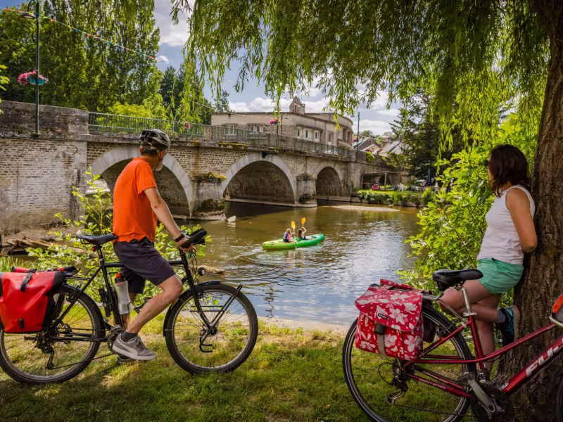 Cyclistes sur La Verdoyante à Pont d'Ouilly