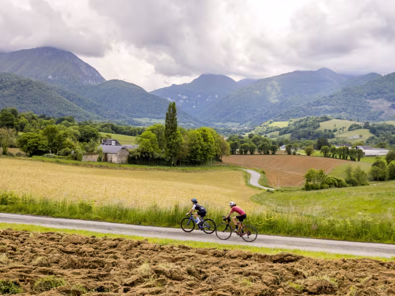 Cyclotouristes sur la Vélosud vers Nay-Asson