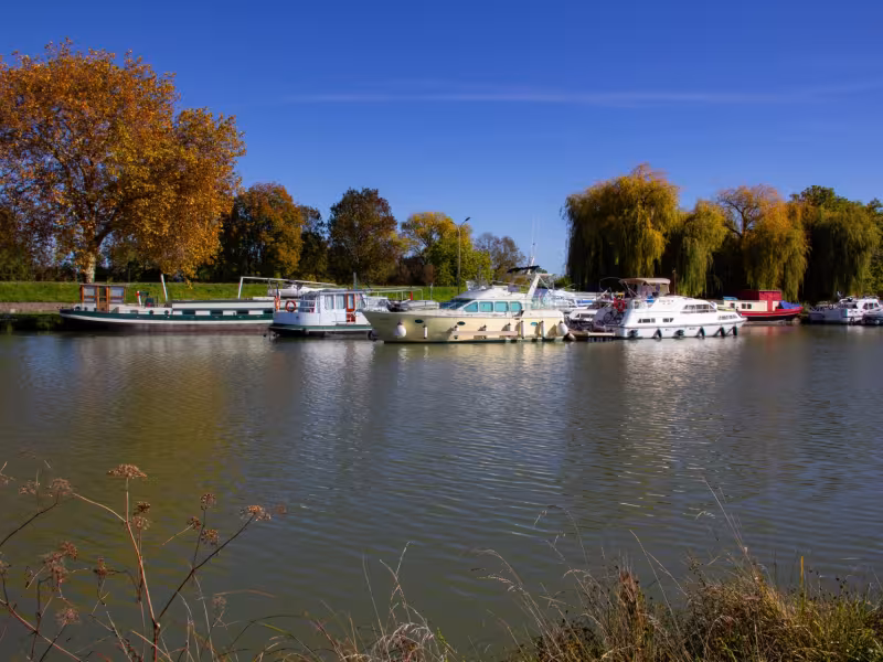 Bateaux au port de la jonction à Nevers 