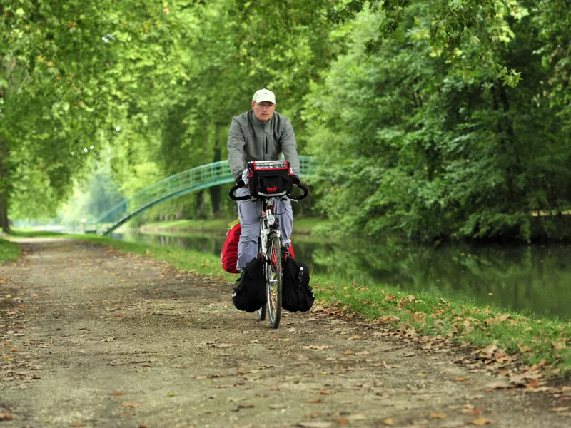 Voie verte en bord de canal - Loire à vélo
