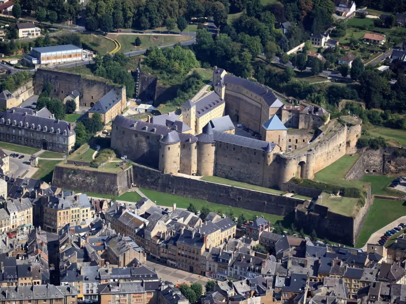 Château de Sedan sur la Meuse à vélo
