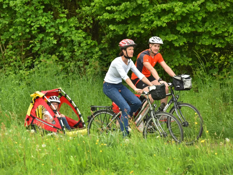Voie Verte en famille avec une remorque sur la Vélo Francette