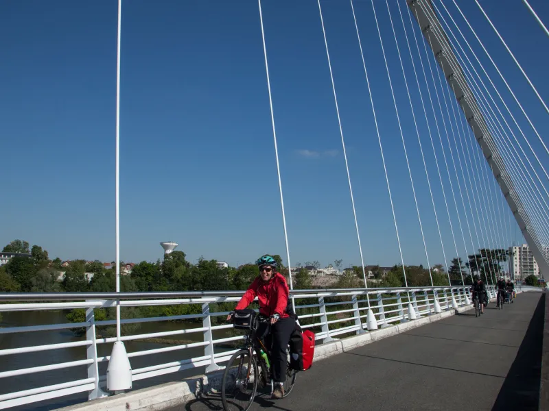 Un voyageur à vélo sur le Pont de l'Europe à Orléans