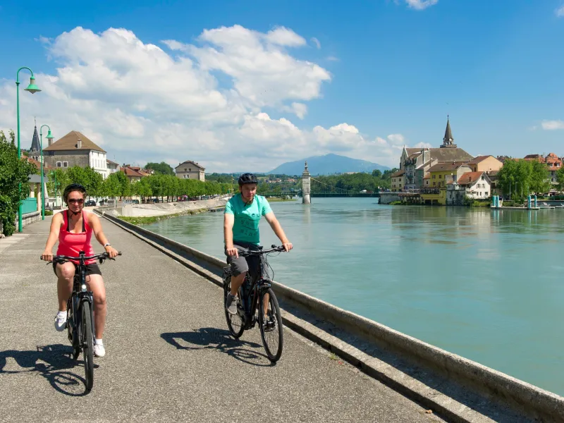 Voyageurs à vélo à Seyssel sur la ViaRhôna