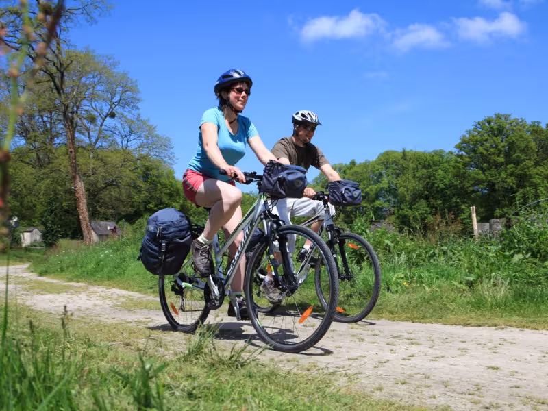Voyageurs à vélo sur un chemin de la Voie 6 Bretagne