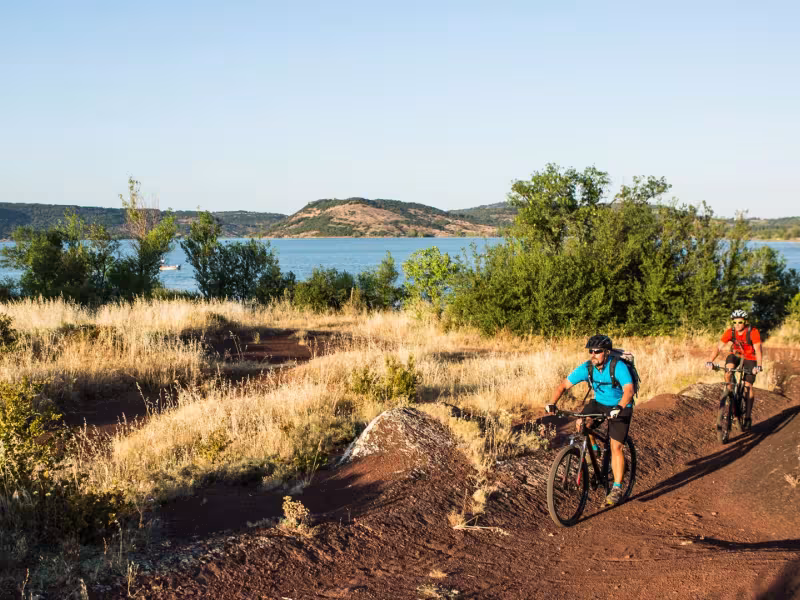 VTT sur les rives du Salagou