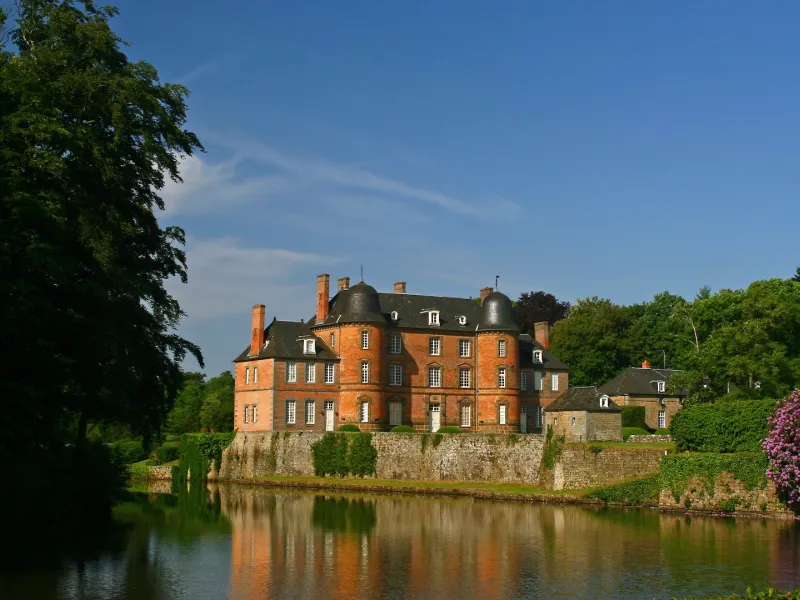 Château de Couterne et son plan d'eau