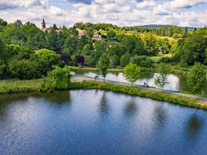 Vue aérienne de l'itinéraire cyclable de La Voie Bleue vers Charmes