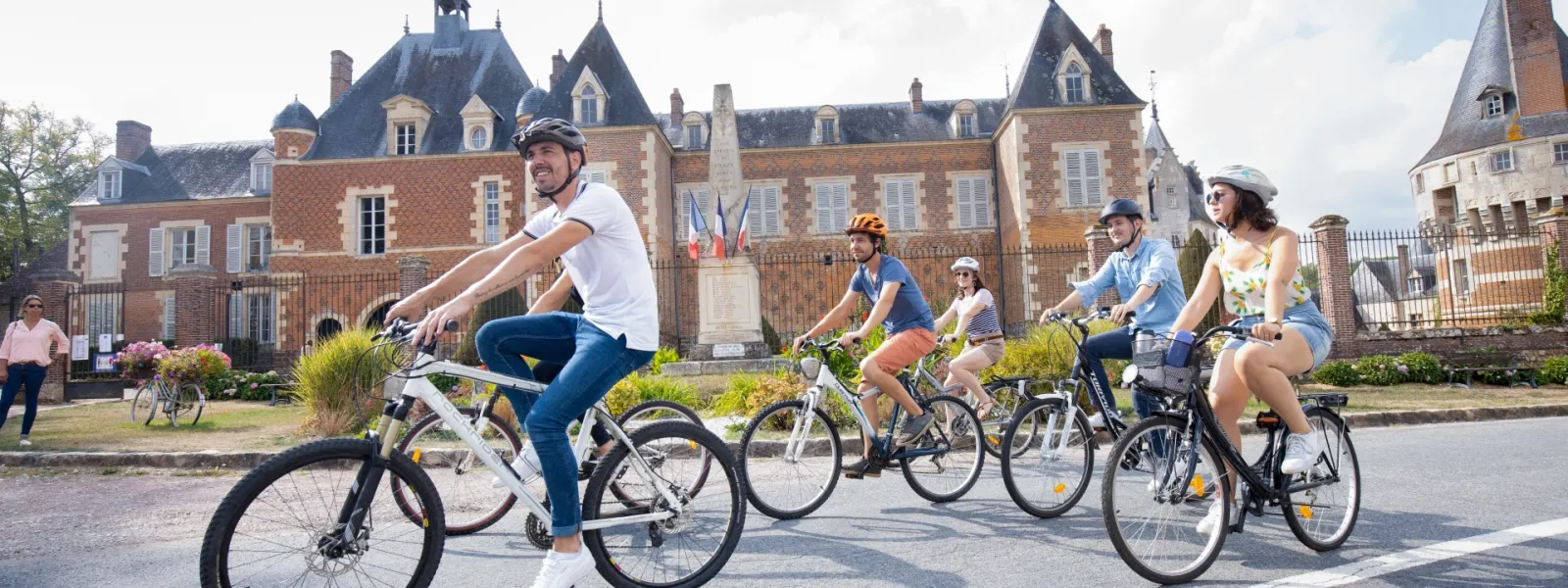 Cyclistes devant le château de Frazé