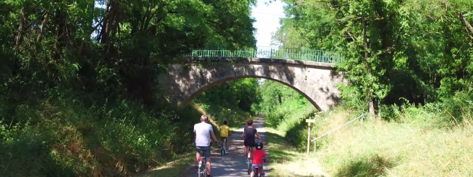 À vélo avec les enfants sur la voie verte à Buxy