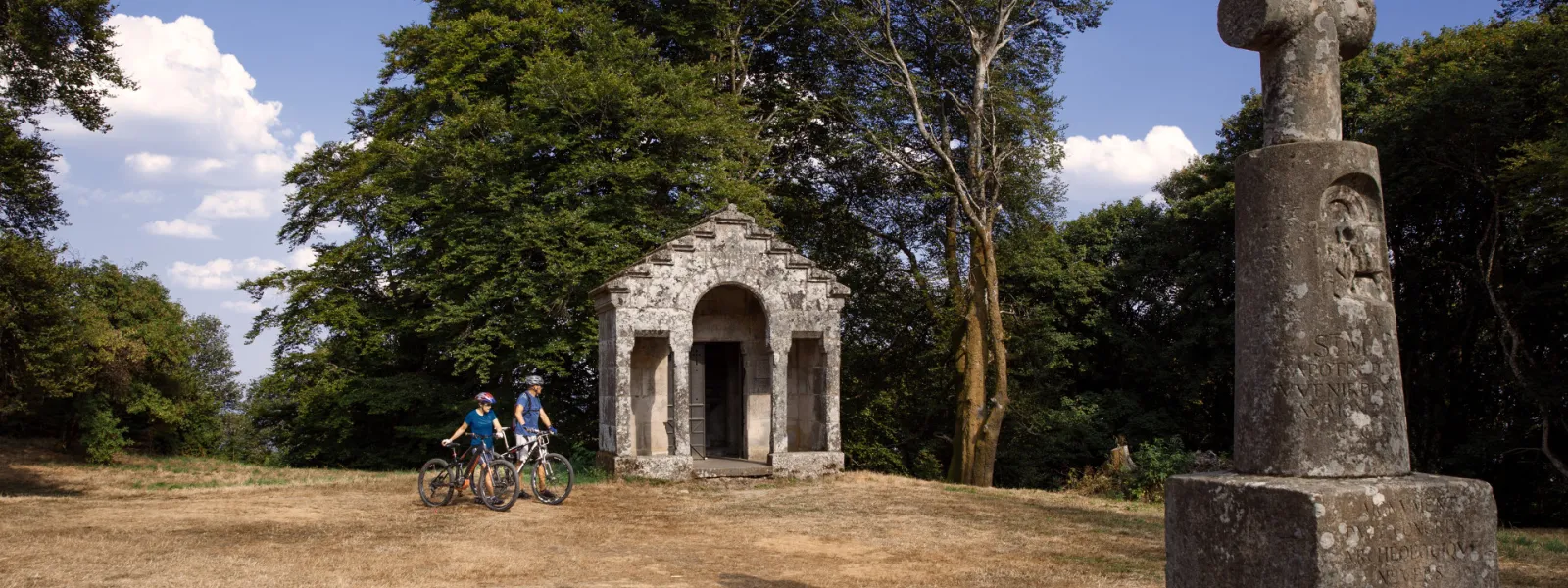 Chapelle et croix au Mont Beuvray