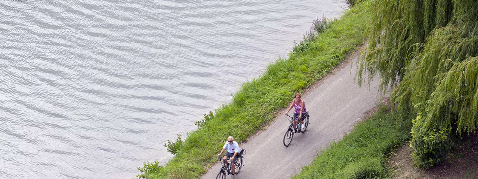 Cyclistes sur le canal du Nivernais vers le site du Saussois