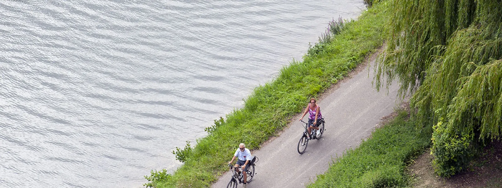 Cyclistes sur le canal du Nivernais vers le site du Saussois