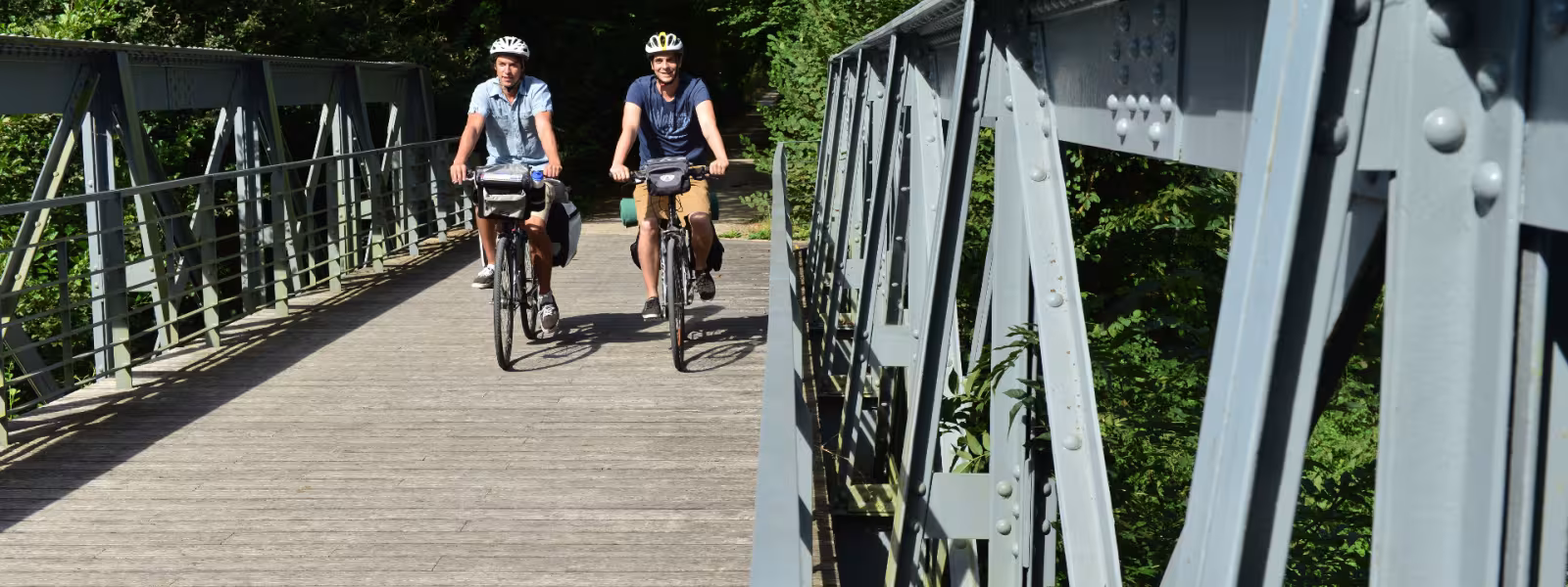 Traversée d'une passerelle à vélo sur une voie verte du Perche