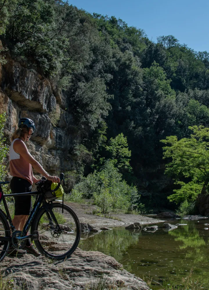 Pause en bord de rivière à Rennes-les-bains - La Vélosud